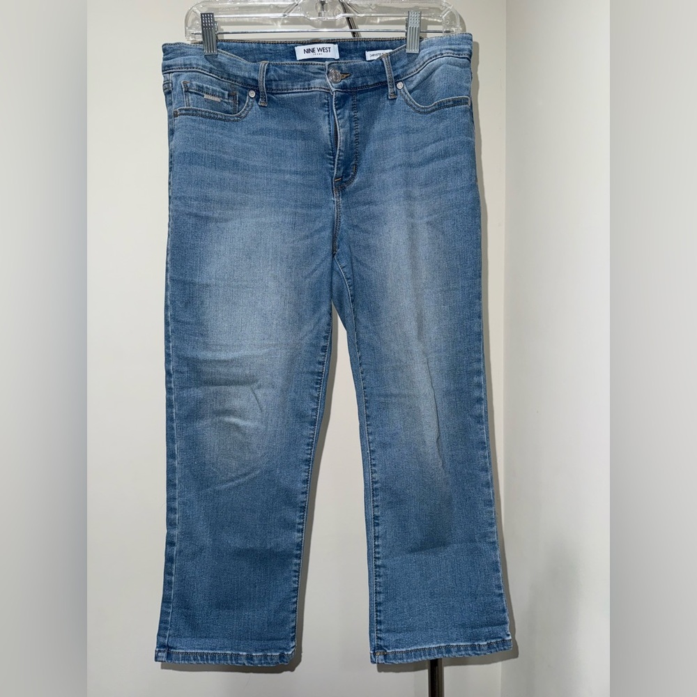Nine West Chrystie Capri Jeans - Size 8 | Light Wash | Stretchy & Comfy